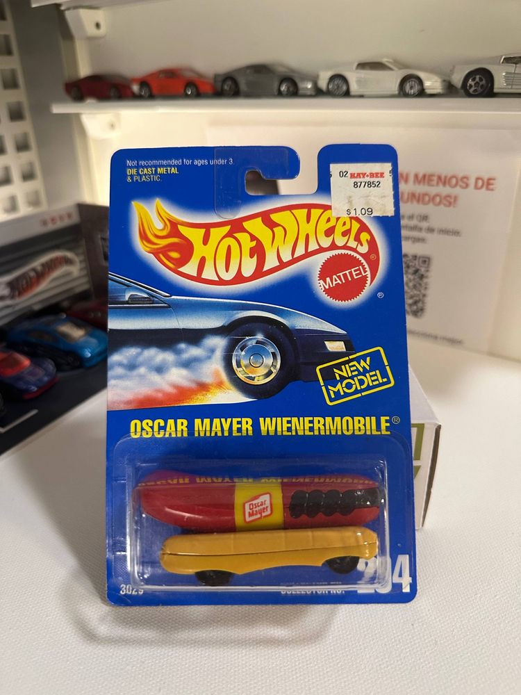 Hot Wheels Oscar Mayer Wienermobile Toy Car imagen 1